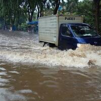 mobil-mercedez-bens-terjebak-banjir-di-kelapa-gading