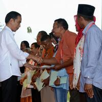 presiden-joko-widodo-menyerahkan-4500-sertifikat-tanah-di-maluku-tengah