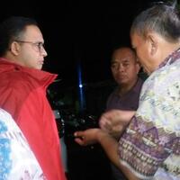 anies-bagikan-makanan-pada-pengungsi-banjir