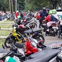 jadi-semrawut-the-jakmania-parkir-sembarang-di-trotoar-jalan-asia-afrika