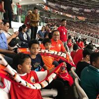 sambut-persija-di-balai-kota-anies-dibopong-jakmania