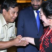 pengundian-nomor-urut-megawati-bersalaman-dengan-prabowo