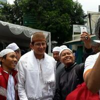 di-hadapan-jamaah-sandiaga-imbau-jangan-pusing-soal-urusan-banjir