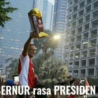 tahun-2015-jokowi-ajak-ahok-serahkan-piala-presiden-foto-ini-buktinya