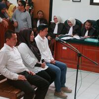 tiga-terdakwa-first-travel-didakwa-rugikan-jemaah-rp905-miliar