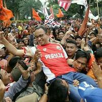 anies-baswedan-semringah-diangkat-ribuan-jakmania