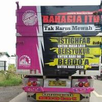 unik-gadis-cantik-asal-australia-ini-pilih-tinggal-di-truk-ketimbang-di-rumah