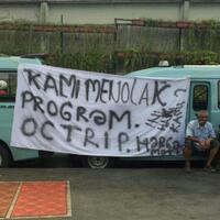 tolak-syarat-ok-otrip-sopir-angkot-tanah-abang-mogok-beroperasi
