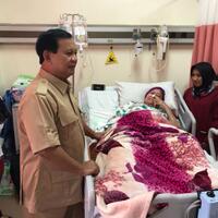 prabowo-menjenguk-ibunda-elang-mulia-korban-tragedi-trisakti-1998