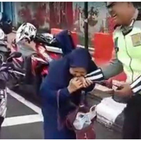 kronologi-emak-emak-gigit-polisi-gara-gara-tak-terima-ditilang