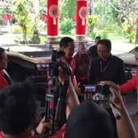 jokowi-tjahjo-yasonna-kompak-berkemeja-merah-megawati-justru-kenakan-atasan-hitam