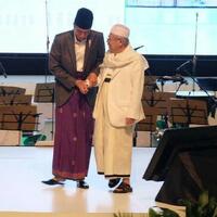 saat-jokowi-genggam-erat-kh-ma-ruf-usai-tabuh-beduk-festival-sholawat