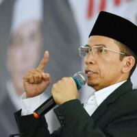 ribuan-santri-sambut-kehadiran-tgb-di-medan