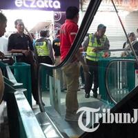 geger-tangan-bocah-terjepit-ekslator-di-pusat-grosir-surabaya