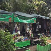 pkl-berspanduk-ok-oce-buka-lapak-di-trotoar-jaksel