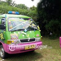 komunitas-angkot-jalur-puncak-ini-tampil-unik-badan-mobil-dililit-pita-mirip-kado