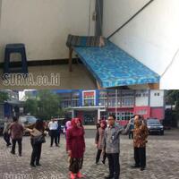 risma-ngamuk-lihat-kantor-kecamatan-tandes-kotor-dan-kumuh