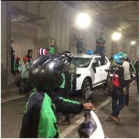 emosi-ojek-online-menghancurkan-sebuah-mobil-di-daerah-senen