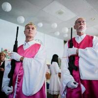 pemberkatan-nikah-para-jemaat-gereja-as-tenteng-senapan-ar-15
