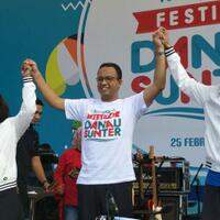 renang-di-danau-sunter-susi-dan-sandiaga-dapat-penghargaan-muri