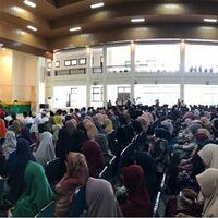 ribuan-mahasiswa-hadiri-kuliah-umum-tgb-auditorium-ali-hasymi-uin-ar-raniry-penuh