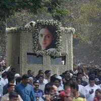 jasad-sridevi-disuapi-beras-inilah-vaaikkarisi-ritual-melepas-jenazah-dari-india