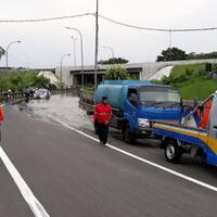 banjir-pintu-tol-keluar-bitung-ditutup