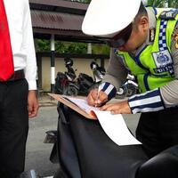 dirlantas-polda-metro-pemobil-gunakan-aplikasi-gps-di-hp-juga-ditilang