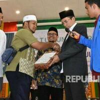 pemuda-aceh-ini-menangis-bahagia-bertemu-tgb
