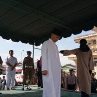 enam-penjudi-di-aceh-dieksekusi-cambuk