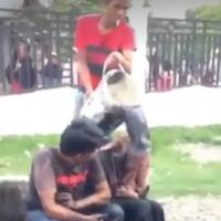 diduga-mesum-pasangan-kekasih-ini-dimandiin-air-comberan