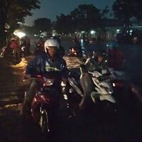 banyak-motor-mogok-saat-terobos-banjir-di-bandung-timur