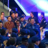 jokowi-ikut-berdiri-saat-mars-partai-demokrat-dinyanyikan