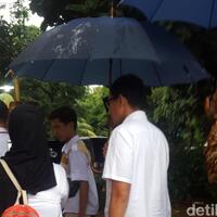 berpayung-sandiaga-hadiri-deklarasi-prabowo-capres-2019