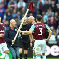 west-ham-united-vs-burnley-chris-wood-cetak-gol-fans-west-ham-masuk-lapangan