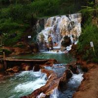 air-terjun-panas-lengkap-dengan-kolam-bendungan-di-parongpong-lembang