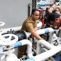 anies-buru-pengelola-gedung-tinggi-penyedot-air