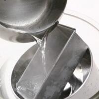 bukan-pakai-sabun-ternyata-seperti-ini-mencuci-loyang-yang-benar