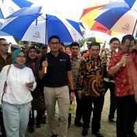bikin-ngakak-payung-sandiaga-kuncup-pas-lagi-wawancara