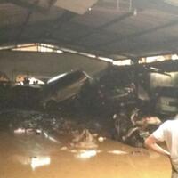 banjir-bandang-terjang-kota-bandung-17-mobil-terseret-hingga-menumpuk