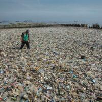 ratusan-pengeruk-sampah-muara-angke-pilih-pakai-tangan