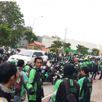 merasa-diusir-pengojek-online-tawuran-degan-satpam-green-pramuka