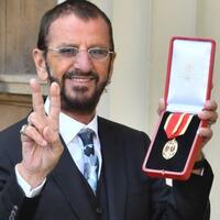 drummer-the-beatles-ringo-starr-menerima-gelar-kebangsawanan