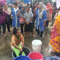 puluhan-orang--mandi-dan-nyuci--di-depan-balai-kota