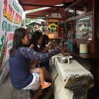 melihat-aktivitas-pkl-sudirman-yang-pakai-pembatas-jalan-sebagai-meja