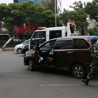 anggota-dprd-jakarta-mencak-mencak-mobilnya-diderek