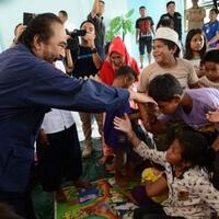 bocah-korban-banjir-mamuju-utarakan-cita-cita-ke-surya-paloh