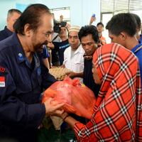 surya-paloh-mengunjungi-korban-banjir-di-mamuju