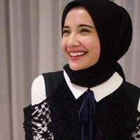 penampilan-zaskia-sungkar-saat-jenguk-istri-hanung-bramantyo-buat-pangling-netizen