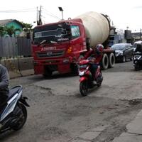 pengendara-pertaruhkan-nyawa-di-jalan-raya-bekasi